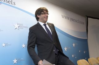 Δικαστική αναστολή στην κήρυξη ανεξαρτησίας και ρωγμές στο καταλανικό μέτωπο