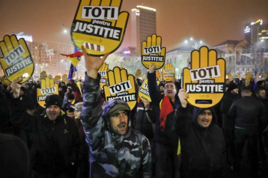 Οι Ρουμάνοι διαδήλωσαν υπέρ της δικαιοσύνης