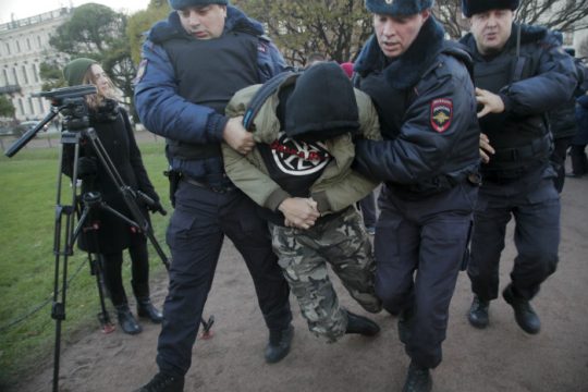 Εκατοντάδες συλλήψεις στη Μόσχα