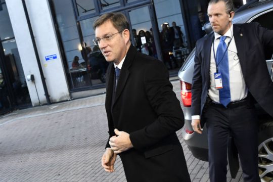 Αντιμέτωπος με πρόταση μομφής γιατί υποστήριξε πρόσφυγα