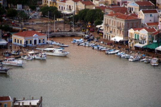 Υδροφόρα στην πληγείσα από την κακοκαιρία Σύμη