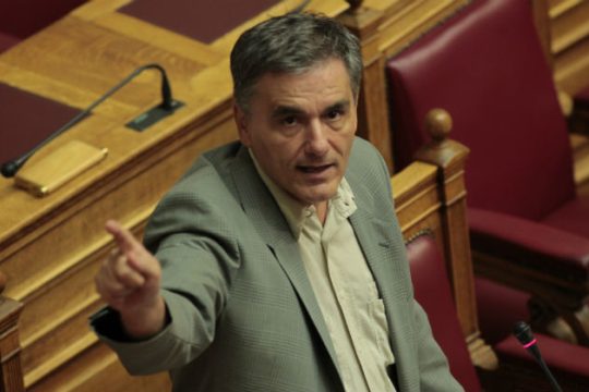 Αντιπολίτευση με πενήντα τρία ποδάρια