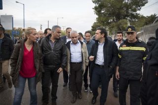 Οι πολιτικοί βάζουν το πόδι τους στη λάσπη