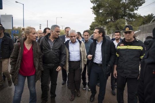 Οι πολιτικοί βάζουν το πόδι τους στη λάσπη