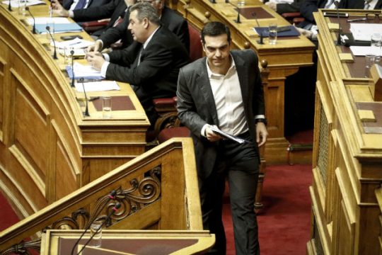 Ανταλλαγή «πυρών» Μαξίμου-Πειραιώς