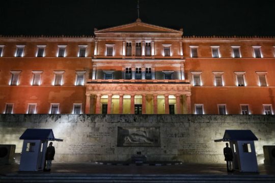 Η Βουλή φωταγωγήθηκε