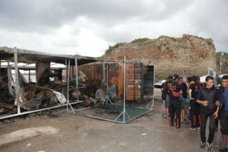 Επεισόδια στη Χίο, απεργία πείνας και δίψας στη Λέσβο