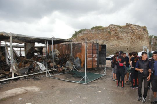 Επεισόδια στη Χίο, απεργία πείνας και δίψας στη Λέσβο