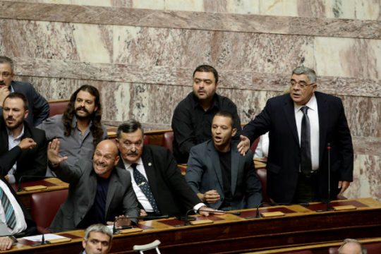 Ψευδή τα πιστοποιητικά του ψυχιάτρου, άκυρες οι άδειες οπλοφορίας των χρυσαυγιτών