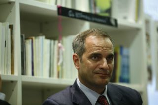 Παπαγαλάκι και… μεσάζων