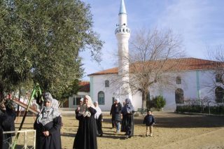 Εθνικοφροσύνη και με τον… νόμο