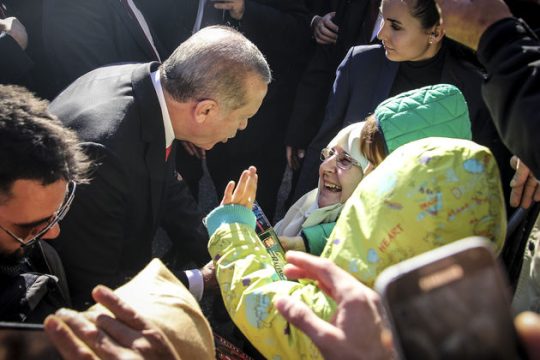 «Να σέβεστε την ελληνική σημαία…»