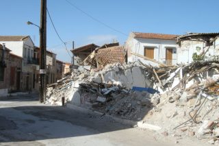 Ερημο χωριό η Βρίσα της Λέσβου έξι μήνες μετά τον σεισμό