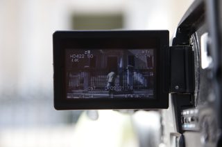 Οι καναλάρχες «πυροβολούν» ξανά για τις άδειες