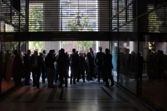 Δίνουν δώρο Χριστουγέννων, αλλά το ζητούν πίσω