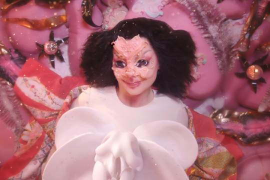 Η Björk μας εισάγει στην «ουτοπία» της