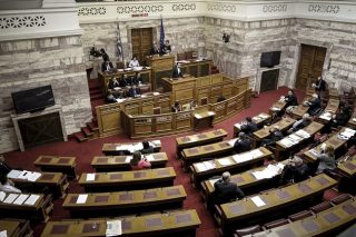 «Φωτιά» από τη μείωση των ανώνυμων κουπονιών στα κόμματα