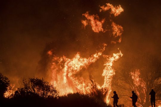 Σε πύρινο κλοιό το Λος Άντζελες