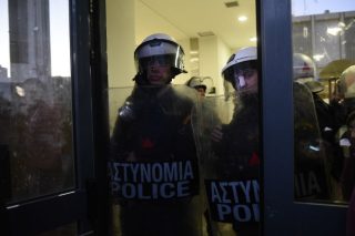 Πολλά ΜΑΤ κανένας πλειστηριασμός