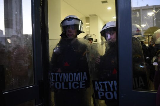 Πολλά ΜΑΤ κανένας πλειστηριασμός