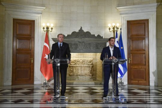 Πιο χαμηλοί οι τόνοι, ανοιχτά τα ζητήματα