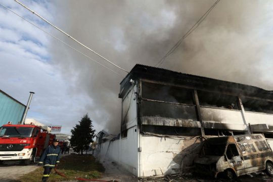 Υπό έλεγχο η πυρκαγιά σε εργοστάσιο πλαστικών της Θεσσαλονίκης