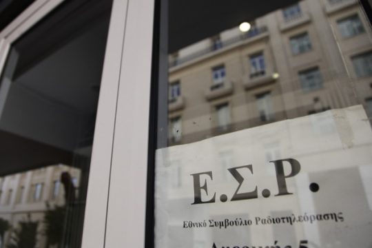 Τηλεοπτικές άδειες: «Καρφιά» για τη στάση της αντιπολίτευσης