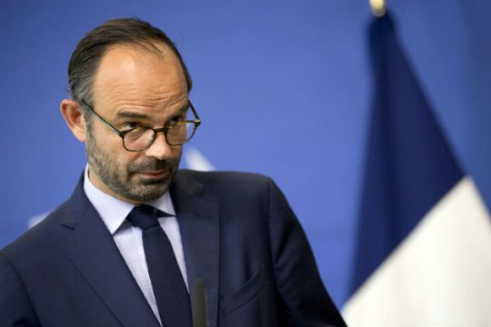 Υπερασπίζεται ταξίδι 350.000 ευρώ ο Γάλλος πρωθυπουργός