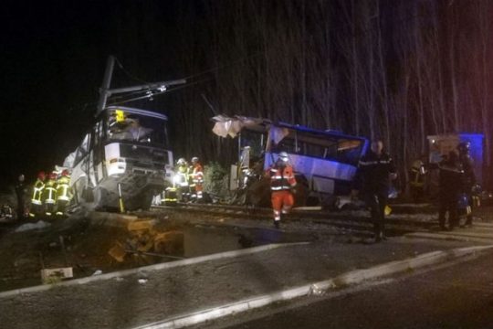 Μαθητές σκοτώθηκαν σε τροχαίο τρένου με σχολικό