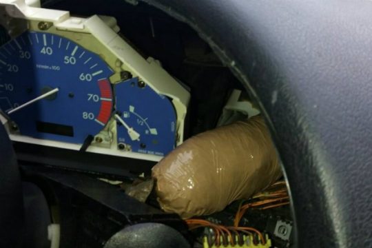 Συνελήφθη με ηρωΐνη κρυμμένη στο ταμπλό του αυτοκινήτου