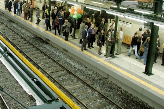 Επιχείρησαν να κάψουν κτίριο του ΗΣΑΠ