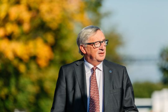 Βαριά ήττα της Μέι για το Brexit, άρωμα σκανδάλου για Γιούνκερ
