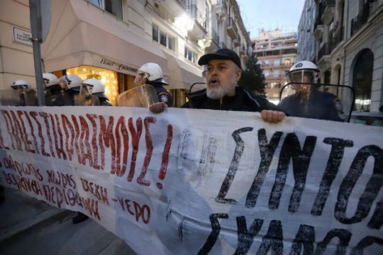 Χαριστική αναβολή στα κινήματα
