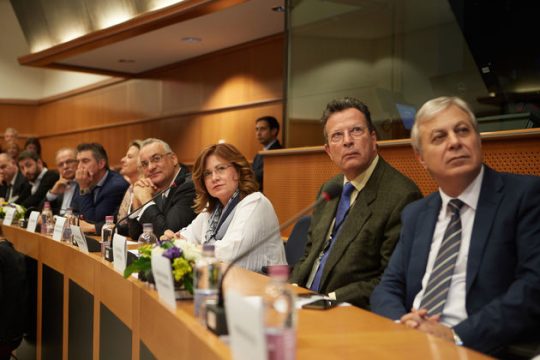 Εδώ κοστούμι, εκεί… κελεμπία