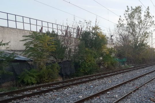 «Ανθρώπινη αλυσίδα» για διάβαση των σιδηροδρομικών γραμμών με ασφάλεια