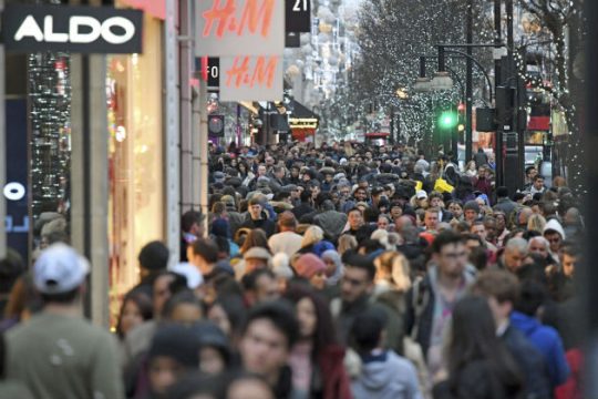 Υπερχρεωμένοι λόγω κατανάλωσης με κάρτες οι Βρετανοί