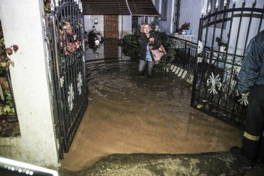 Κατολισθήσεις, πλημμυρισμένοι δρόμοι, δεκάδες απεγκλωβισμοί