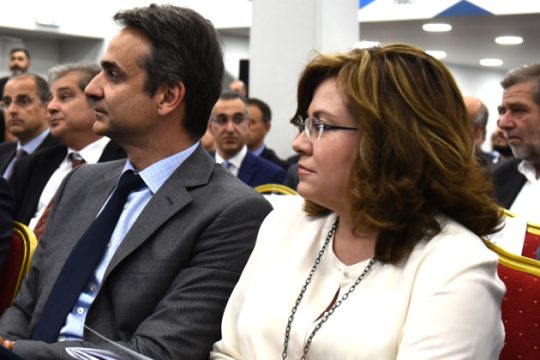 Μέσα «πυροβολούν»,  έξω καταψηφίζουν
