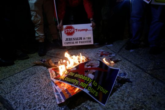 «Μπουρλότο» στη Μέση Ανατολή έβαλε ο Ντόναλντ Τραμπ