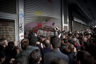 Εισβολή του ΠΑΜΕ στο υπουργείο Εργασίας για την «απεργιακή» τροπολογία