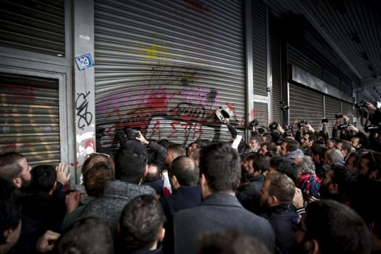 Εισβολή του ΠΑΜΕ στο υπουργείο Εργασίας για την «απεργιακή» τροπολογία