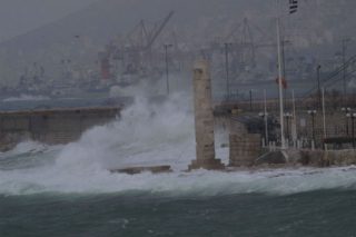 Οι άνεμοι πήραν πλοίο από τον Πειραιά και το «κόλλησαν» στην Κυνοσούρα