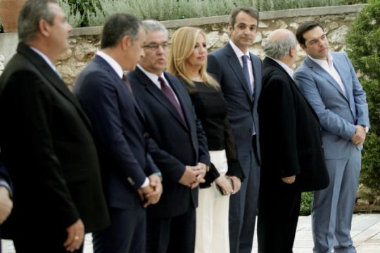 Πολιτικά μηνύματα με αφορμή τα Χριστούγεννα