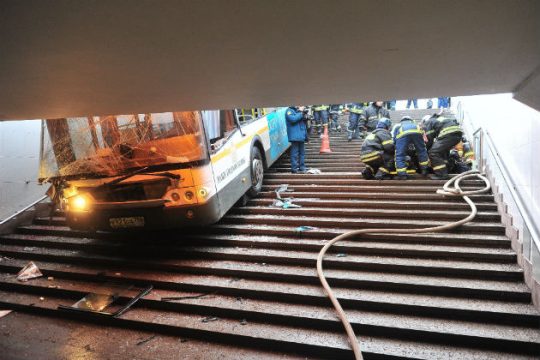 Λεωφορείο «έπεσε» σε υπόγεια διάβαση πεζών