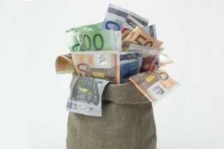 Στα μανταλάκια 22.992 οφειλέτες