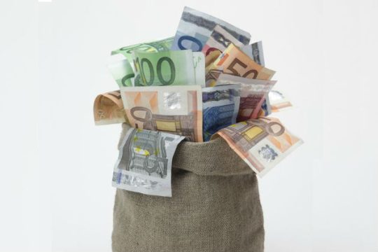Στα μανταλάκια 22.992 οφειλέτες