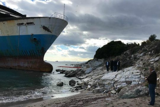 Εντολή άμεσης απομάκρυνσης για το προσαραγμένο πλοίο