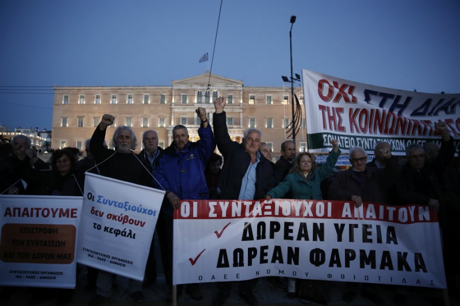 Δυναμική συγκέντρωση συνταξιούχων στο Σύνταγμα