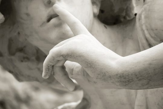 Ο άνιωθος ανορίωτος που αθυροστομεί