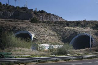Ενα μνημείο για τις μαύρες τρύπες και την κακοδιαχείριση στα έργα